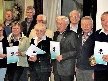 Die Ehrung langjähriger Mitglieder stand im Mittelpunkt der Hauptversammlung des Förderkreises. Mit im Bild 2. Bürgermeister Harald Peetz (links) und Vorsitzende Inge Tischer (Dritte von rechts) Foto: Werner Reißaus