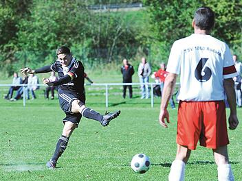So wie er 2013 beim TSV Sonnefeld aufhörte, so fängt Patrick Schwesinger elf Jahre später wieder an - nämlich mit Toren am Fließband. Beim 4:0-Sieg am Sonntag erzielte der neue Spielertrainer gleich drei Tore.