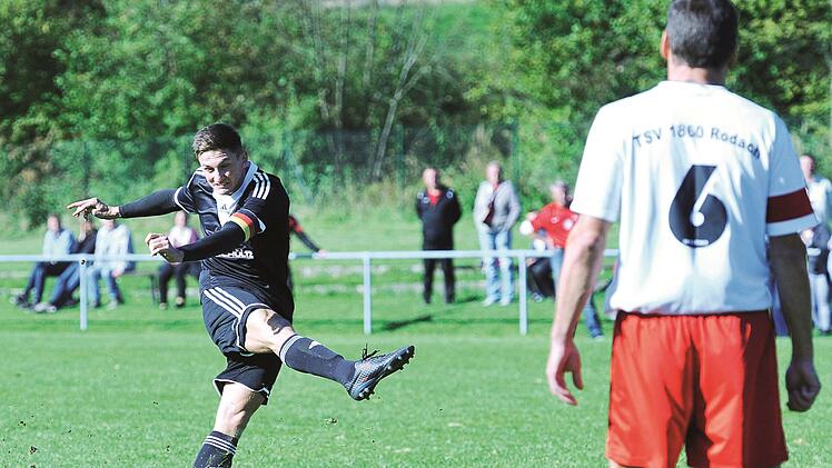 So wie er 2013 beim TSV Sonnefeld aufhörte, so fängt Patrick Schwesinger elf Jahre später wieder an - nämlich mit Toren am Fließband. Beim 4:0-Sieg am Sonntag erzielte der neue Spielertrainer gleich drei Tore.