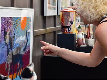 Die bildende Künstlerin Rosina Wachtmeister zeigt in Bad Staffelstein ihre farbenfrohen Katzen-Bilder und -Skulpturen