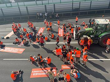 Erneute Protestaktion der Letzten Generation in Würzburg: Wichtige Verkehrsader blockiert Erneute Protestaktion der Letzten Generation in Würzburg: Wichtige Verkehrsader blockiert