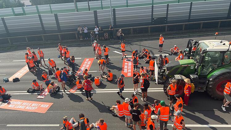 Erneute Protestaktion der Letzten Generation in Würzburg: Wichtige Verkehrsader blockiert