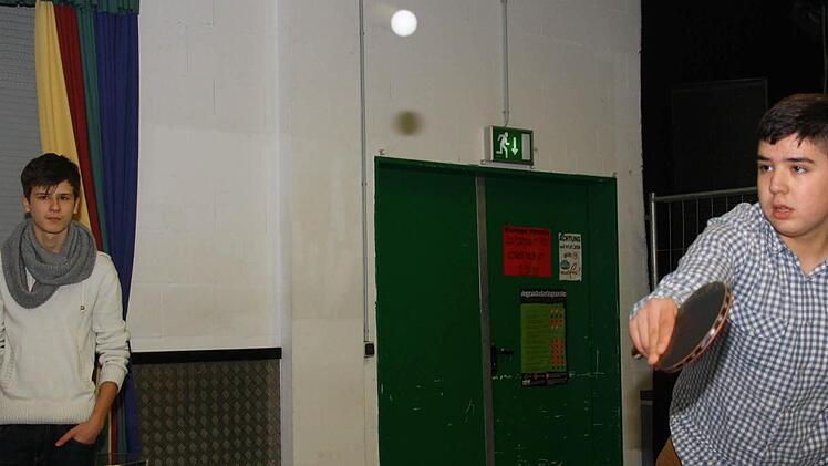 Daniel Sartison (links) und Halil Ibrahim Nacak beim Tischtennis-Spiel: In der "Alten Spinnerei" können sich die jungen Leute auch ohne viel Technik die Zeit vertreiben.