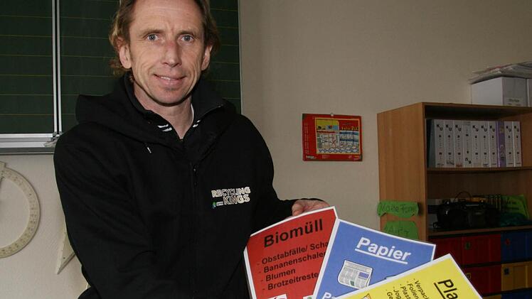 Abfallberater Detlef Zenk vom Landratsamt hat schon die Schilder für die Mülltonnen vorbereitet. Die "Recycling Kings" - Schüler der neunten Ganztagesklasse - werden die korrekte Müllsortierung überwachen.