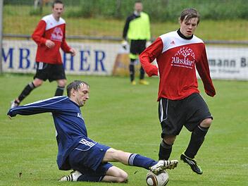 In einem ausgeglichenen Duell mit einer torreichen Schlussphase und zwei Elfmetern hatte der ASV Herzogenaurach (rote Trikots) letztendlich die Nase vorn. Foto: herzopress