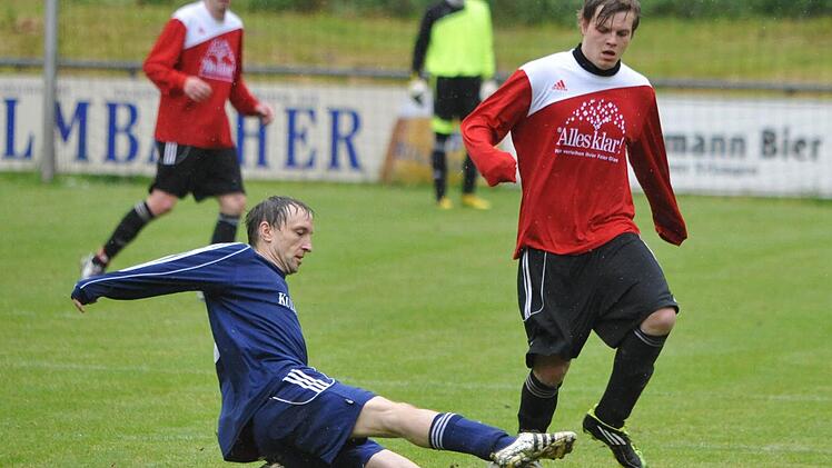 In einem ausgeglichenen Duell mit einer torreichen Schlussphase und zwei Elfmetern hatte der ASV Herzogenaurach (rote Trikots) letztendlich die Nase vorn. Foto: herzopress