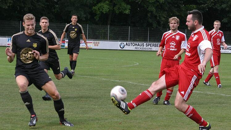 Der Eberner Routinier Stasty (am Ball) bereinigt die Situation