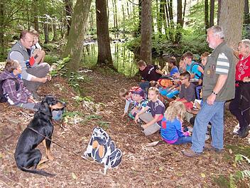 Pascal Hecht vom Amt für Landwirtschaft und Forsten verriet den Kindern Geheimnisse des Waldes. Fotos: Günther Straub