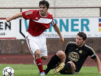 In den vergangenen Jahren trug Stefan Bartilla (l., im Spiel gegen Merkendorf) das Trikot des TSV Hirschaid in der Bezirksliga. Nun kehrt der 30-jährige Stürmer aber zu seinem Heimatverein SC Markt Heiligenstadt zurück und bringt auch Teamkollege Patrick Hübschmann (29) mit.  Foto: sportpress/archiv