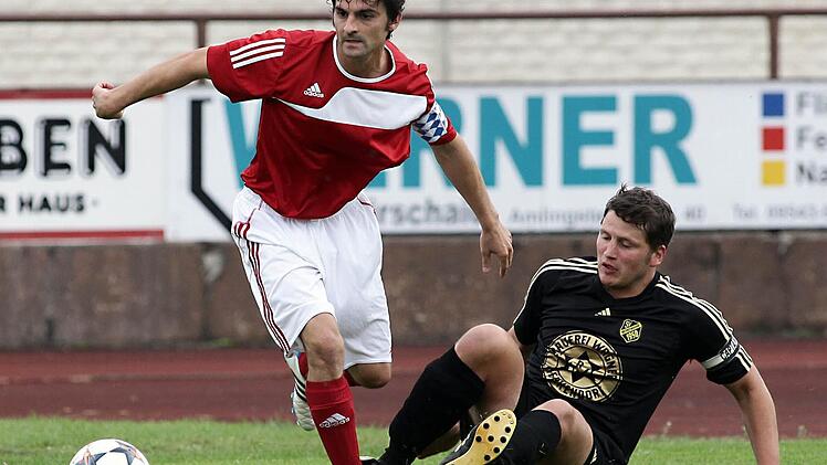 In den vergangenen Jahren trug Stefan Bartilla (l., im Spiel gegen Merkendorf) das Trikot des TSV Hirschaid in der Bezirksliga. Nun kehrt der 30-jährige Stürmer aber zu seinem Heimatverein SC Markt Heiligenstadt zurück und bringt auch Teamkollege Patrick Hübschmann (29) mit.  Foto: sportpress/archiv