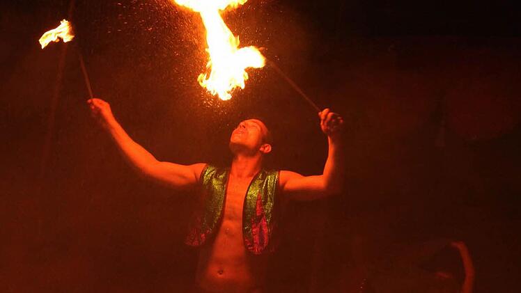 Aladdin und seine kleine Helferin begeisterten in der Vorführung des Moskauer Zirkus mit einer heißen Show.