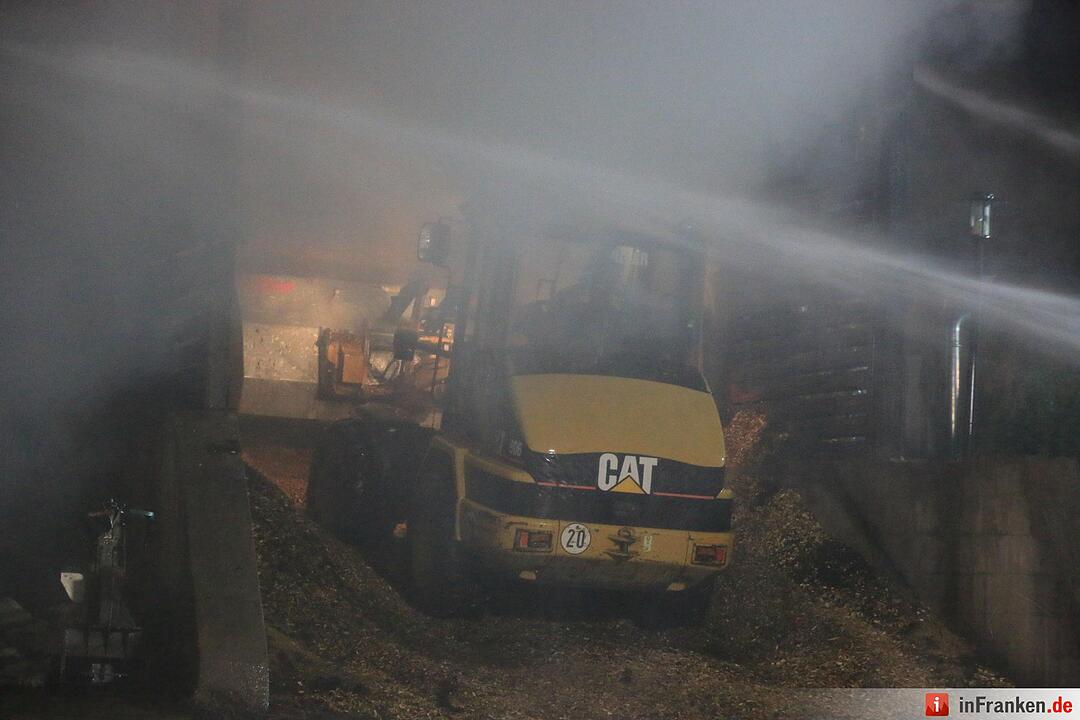 Grossbrand einer Hackschnitzelanlage - Flammen schlagen meterhoch in den Nachthimmel