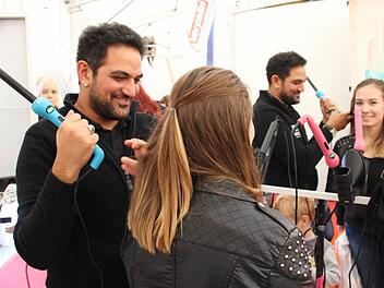 Der Messeprofi: Almog Bouba verkauft Hairstylingprodukte und zieht von Messe zu Messe. Foto: Simone Bastian