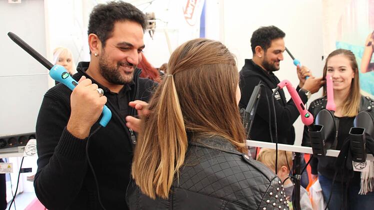 Der Messeprofi: Almog Bouba verkauft Hairstylingprodukte und zieht von Messe zu Messe. Foto: Simone Bastian