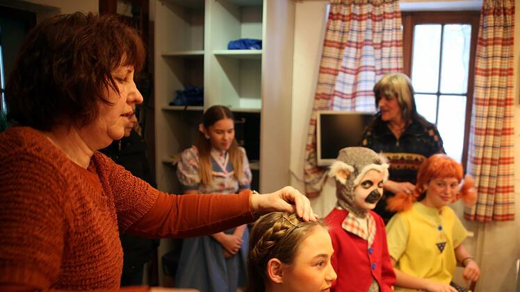 Sie sorgen dafür, dass aus den jungen Darstellerinnen Frida Pötsch, Laura Herzer, Amelie Künzler (von rechts) und Nora Schneider (hinten) die Hauptfiguren von "Pippi Langstrumpf" werden:  Dagmar Bär (Kostüme, vorn) Ingrid Heinze (Maske, hinten) . Foto: Bettina Knauth