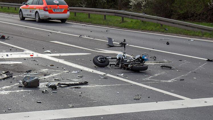 Bei einem schweren Unfall bei Zirndorf ist am Sonntagnachmittag ein Rollerfahrer ums Leben gekommen. Der Fahrer war mit einer Polizeistreife im Einsatz zusammengeprallt. Die Ermittlungen zur Klärung der Schuldfrage laufen. Foto: NEWS5 / Schmelzer