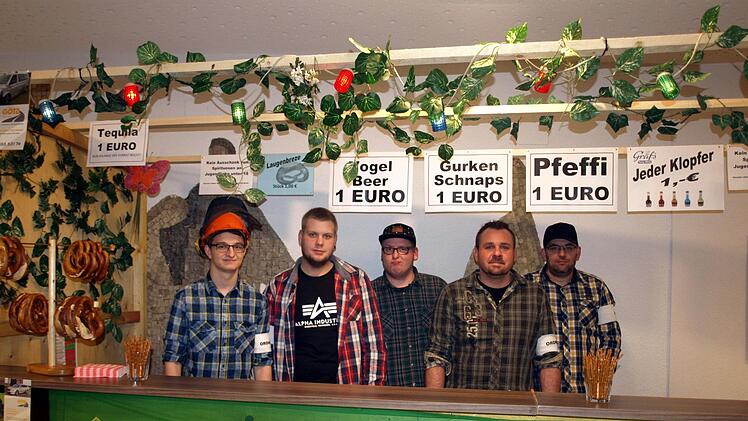 In der Holzfällerhütte bedienten gestandene Holzfäller  die Gäste