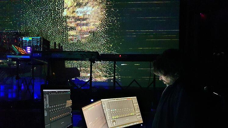 Andreas Merz war präsent mit Waves und tollen Visuals.