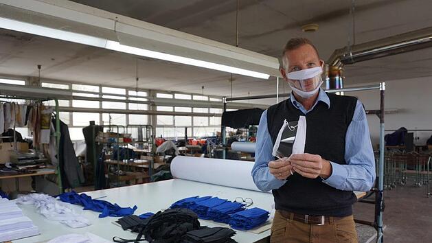 Arndt Tennie,&nbsp; der Gesch&auml;ftsf&uuml;hrer der Sandberger Bekleidungs GmbH, hat  eine transparent Gesichtsmaske entwickelt, die Deutschlandweit an  Kliniken, Schulen etc liefert. Eine Zertifizierung strebt er nicht an.  Foto: Marion Eckert