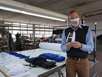 Arndt Tennie,  der Geschäftsführer der Sandberger Bekleidungs GmbH, hat  eine transparent Gesichtsmaske entwickelt, die Deutschlandweit an  Kliniken, Schulen etc liefert. Eine Zertifizierung strebt er nicht an.  Foto: Marion Eckert