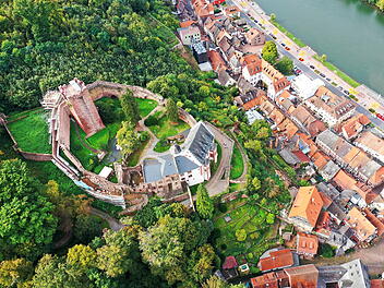 Luftbild von Miltenberg am Main mit Blick auf die Mildenburg.
