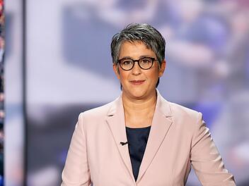 Shakuntala Banerjee moderiert das feierliche Gel&ouml;bnis der Bundeswehr im ZDF.