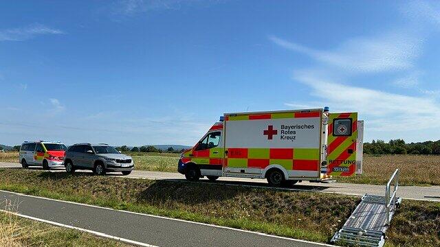 Unfall zwischen Langensendelbach und Igelsdorf: Biker in Feld geschleudert