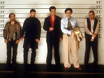 Die üblichen Verdächtigen (1995) Hockney (Kevin Pollack, von links), McManus (Stephen Baldwin), Fenster (Benicio Del Toro), Keaton (Gabriel Byrne) und Verbal (Kevin Spacey) planen einen millionenschweren Coup. Der SWR zeigt den Thriller-Klassiker "Die üblichen Verdächtigen" am 6. September.