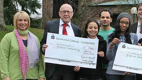 Glückliche Gesichter bei der Scheckübergabe des Lions Clubs Coburg Veste (von links): Sonja Erdel, Friedrich Krauß, Renata Silva Claudino   , Ahmad Nazir Amani und Beatrice Mwangi,  Pfarrer Heinrich Busch, Güliz Celik, Dieter Ritz und Katja Wagner. Fotos: Christiane Lehmann