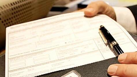 Ein einfaches Hilfsmittel für blinde Hotelgäste: Die Schablone wurde ganz einfach aus einer Kreditkartenhülle gebastelt. Fotos: Christian Bauriedel