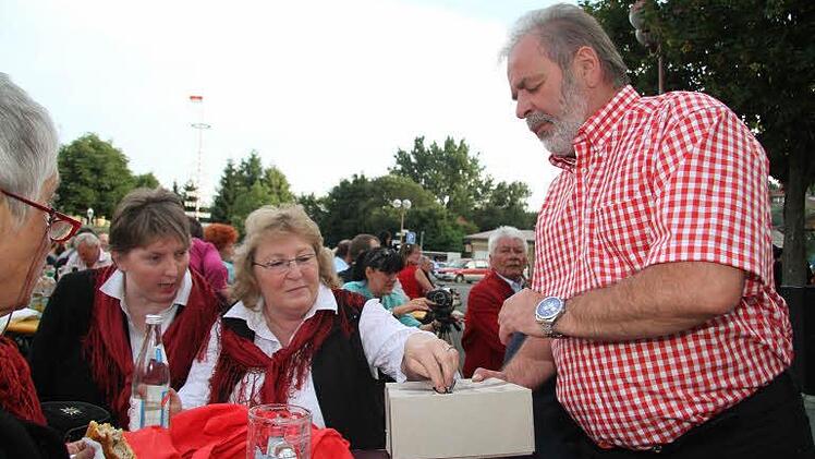 Für das Kloster griff auch Bürgermeister Norbert Volk zur Spendenbüchse und sammelte höchstpersönlich.