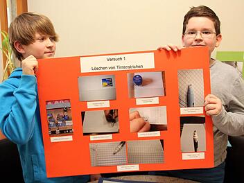 Für den Wettbewerb dokumentierten Jonah Ritter und Maximilian Schirmer ihre Versuche. Fotos: Johanna Blum