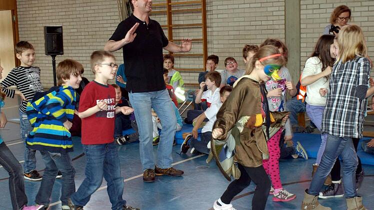 Die Ente (Nina Zeuß) übt das Watscheln - und Gregor Braun und einige Kinder gleich mit.
