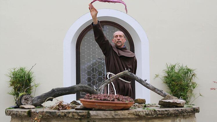 Der Franziskanermönch Bruder Georg Schmausser hat sich dem Sakralen Tanz verschrieben. Foto: Markus Meßner