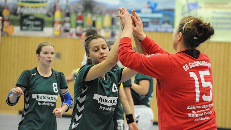 Zusammenhalten: Anna Kleinhenz und SG-Torfrau Stephanie Piske. Foto: Archiv Hopf