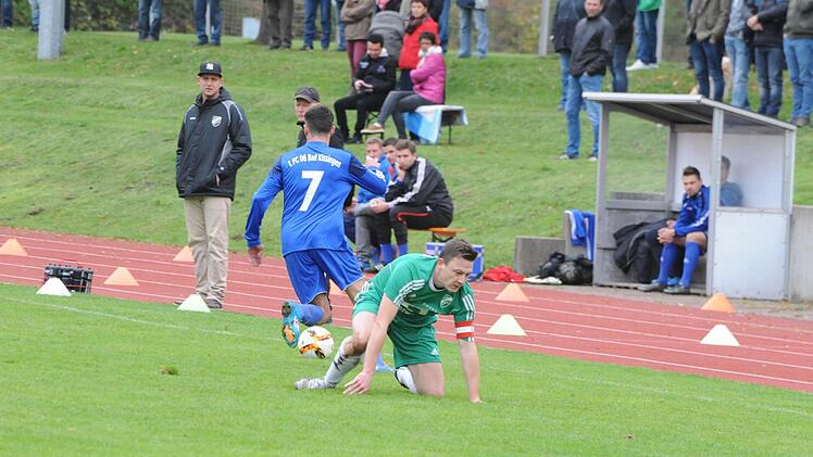 Obenauf und am Boden: 2:1 gewann der FC 06 Bad Kissingen (links: Ervin Gergely) das Derby gegen Garitz (rechts: Michael Bieber). Foto: Hopf