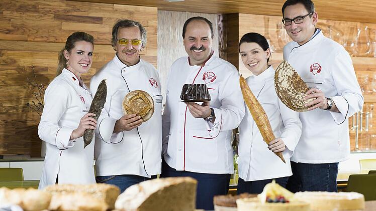 Das Jury-Team der ZDF-Sendung "Deutschlands bester Bäcker": Andrea Schirmaier-Huber, Peter Kapp, Johann Lafer, Eveline Wild und Jochen Baier.  Foto: ZDF/Jana Kay