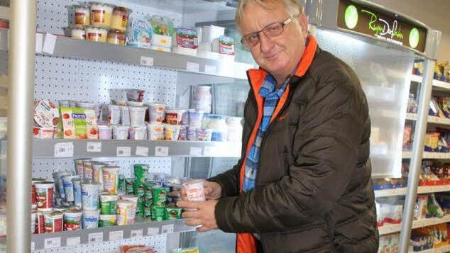 Geschäftsführer Günther Kraus bei der Eröffnung des Marktes. Die Molkereiprodukte haben sich zu Verkaufsschlagern entwickelt. Foto: Sonja Adam/Archiv