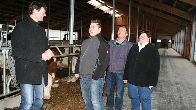 BBV-Kreisobmann Robert Ort (links) im Gespräch mit der Familie Brandt: Johannes, Vater Werner, Mutter Angelika Brandt (von links) Foto: Evi Seeger