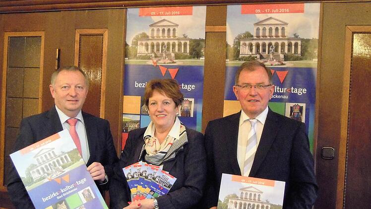 Thomas Bold, (von links) Brigitte Meyerdierks und Erwin Dotzel bei der Präsentation des Programmheftes. Foto: Julia Raab