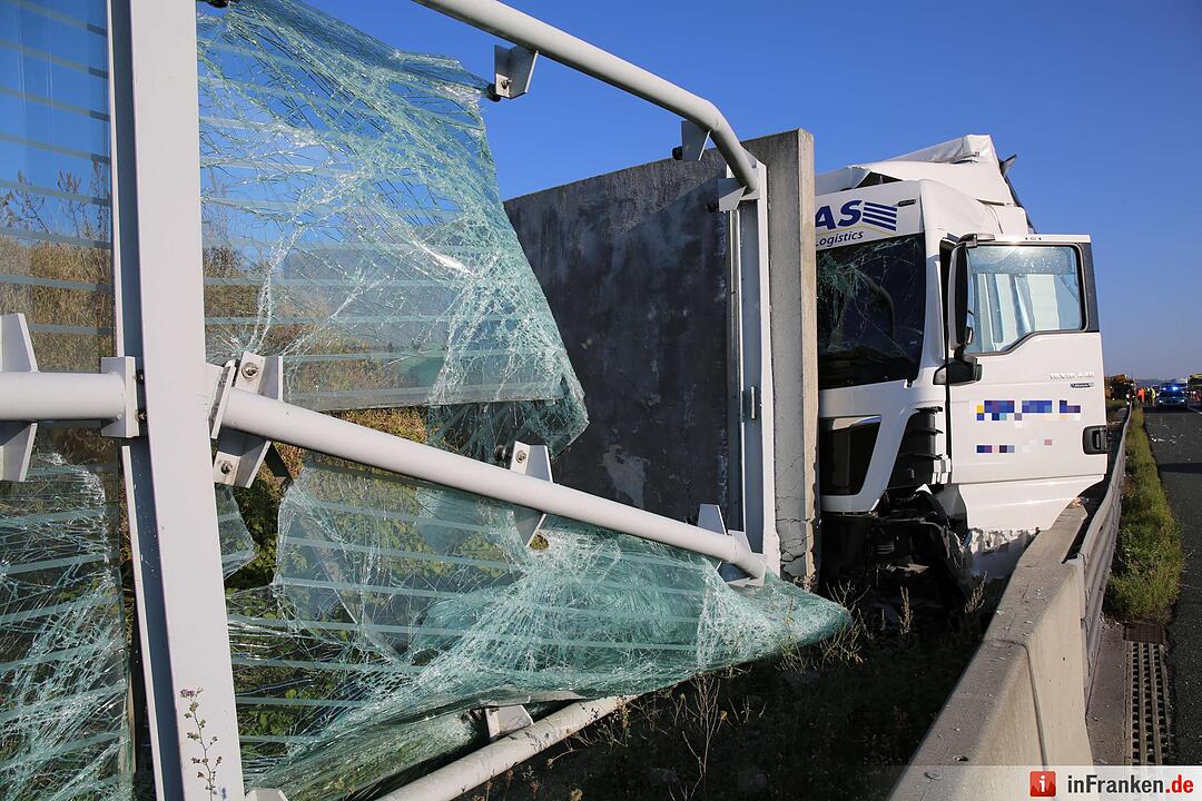 Lkw kracht auf A9 bei Bayreuth ungebremst gegen Lärmschutzwand