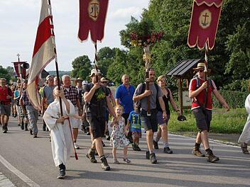 Die Wallfahrer von Großwenkheim hatten diesmal einen besonders schweißtreibenden Weg zum Kreuzberg.  Foto: Anton Then
