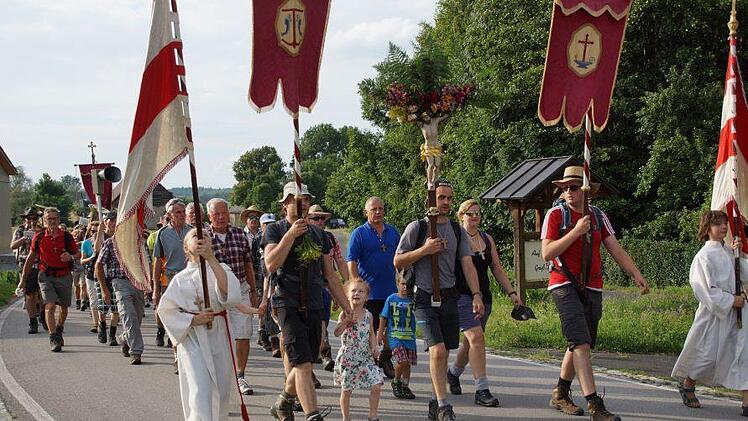 Die Wallfahrer von Großwenkheim hatten diesmal einen besonders schweißtreibenden Weg zum Kreuzberg.  Foto: Anton Then
