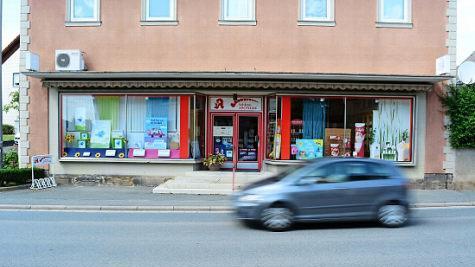 Die Schließung der Praxis in Schney hat auch Auswirkungen auf den Umsatz der einzigen Apotheke in Schney. Pächter ist Hartmut Pensel, der auch in Lichtenfels eine Apotheke führt. Er muss nun abwarten, wie sich die Zahlen entwickeln.