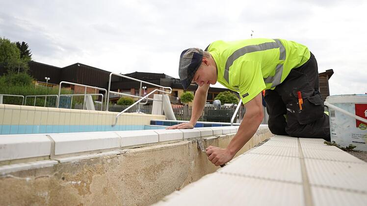 Nicht nur in Kronach macht man sich Gedanken über die Sanierungsmaßnahmen am Schwimmbad. Foto: Archiv/Marian Hamacher