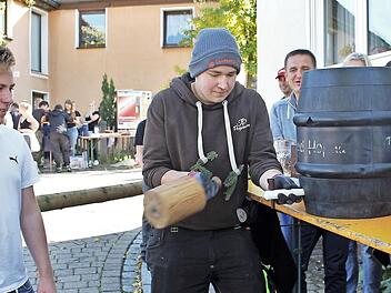 Sven Zeitlinger kam die Aufgabe zu, das Fass anzustechen. Evi Seeger