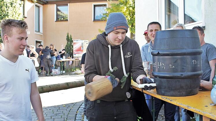 Sven Zeitlinger kam die Aufgabe zu, das Fass anzustechen. Evi Seeger