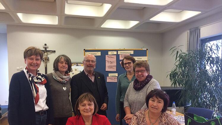 Der Kreisverband Bad Kissingen war auf der Fortbildungsveranstaltung stark vertreten mit (von links):  Anita Hoffmann, Helene Bieberich, Kreisbäuerin Edeltraud Häusler, Veranstaltungsleiter Theobald Abenstein, Sigrid Kleinhenz, Kerstin Neder und stellvertretende Kreisbäuerin Helene Greubel. Andreas Lomb