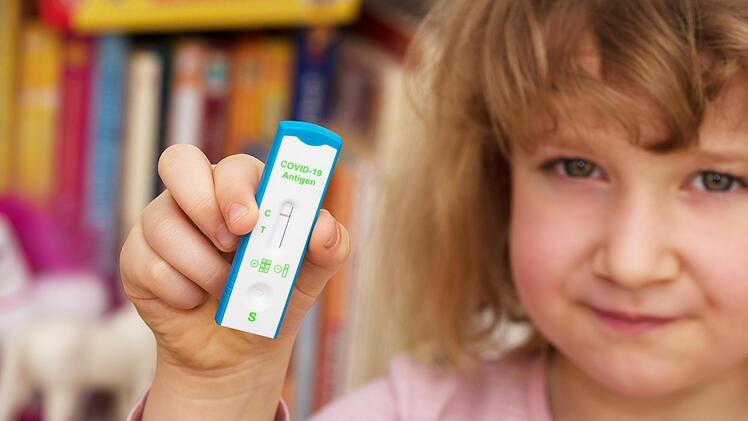 Kindergartenkinder dürfen seit Montag nur noch mit negativem Testergebnis in die Kita. Symbolbild: bluedesign/Adobe Stock