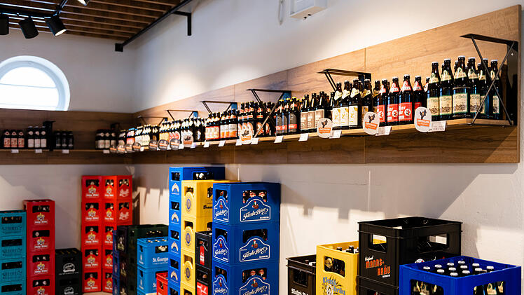 Bayreuth: Bester Getränkehändler 2023 - Getränkemarkt erhält Auszeichnung mit Trophäe und Siegel